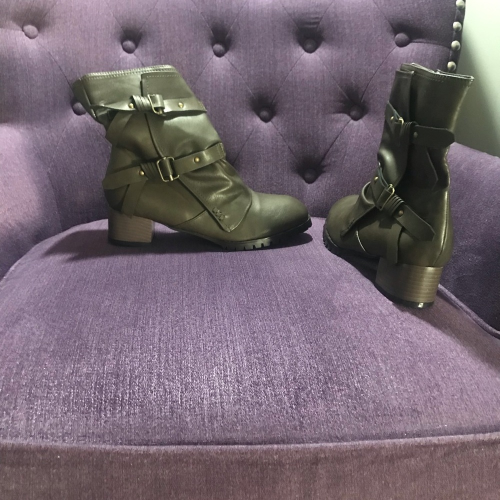 Short buckle boot - Picture 2 of 5